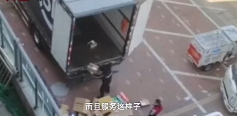 从车厢直接扔!顺丰回应快递员暴力分拣插图1